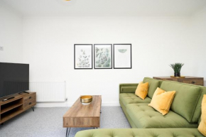 Spacious 1 Bed Apt - Stunning Views & Private Parking - 5 Mins To Beach - Dog Friendly - Close To Ventnor, Shanklin & Sandown - Ideal For Friends, Families & Business Travellers - Sleeps up to 4 Guest